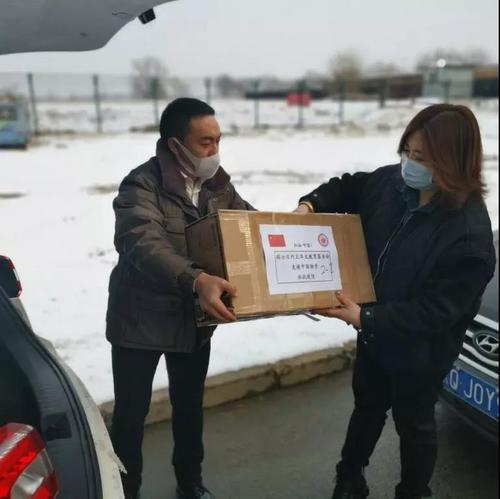 中國僑網(wǎng)機(jī)場領(lǐng)取物資(圖片來源:中國華文教育基金會(huì))