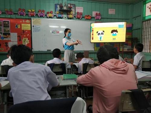 中國(guó)僑網(wǎng)黃瑋瑩老師在向泰國(guó)學(xué)生示范洗手步驟