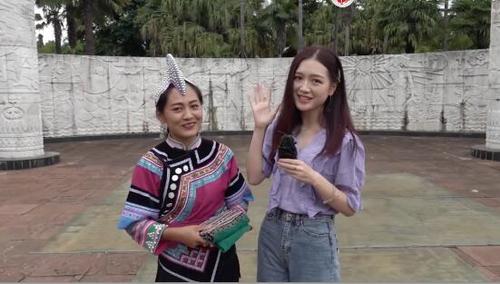 中國僑網(wǎng)外景老師朱晨光(右)和哈尼族姑娘阿布(圖片來源:中國華文教育基金會)