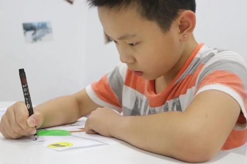 中國僑網(wǎng)海外華裔學(xué)生認(rèn)真做筆記(圖片來源:中國華文教育基金會(huì))