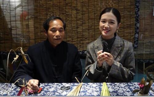 中國(guó)僑網(wǎng)外景老師朱晨光(右)和非遺傳承人李祝意老師(圖片來(lái)源:中國(guó)華文教育基金會(huì))