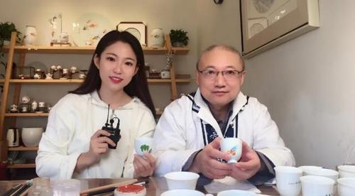 中國僑網(wǎng)外景老師司彥(左)和江西省高級工藝美術(shù)師吳心安老師。(圖片來源:中國華文教育基金會)