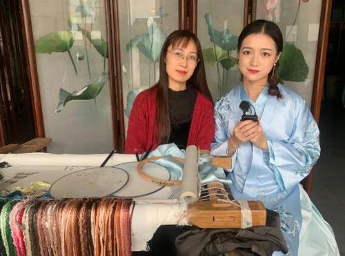 中國(guó)僑網(wǎng)高級(jí)工藝美術(shù)師錢曉麗老師(左)(圖片來(lái)源:中國(guó)華文教育基金會(huì))