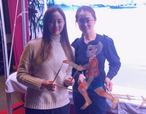 中國僑網(wǎng)外景老師令嬌(左)與哈爾濱兒童藝術(shù)劇院龍江皮影戲傳承者王沛老師(圖片來源:中國華文教育基金會)