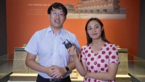 中國(guó)僑網(wǎng)外景老師令嬌(右)和陜西歷史博物館講解員徐大衛(wèi)老師(圖片來源:中國(guó)華文教育基金會(huì))