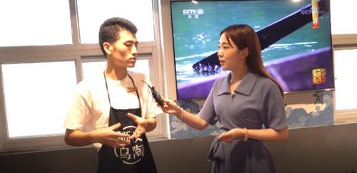 中國僑網(wǎng)外景老師楊璐(右)與熊江老師(圖片來源:中國華文教育基金會)