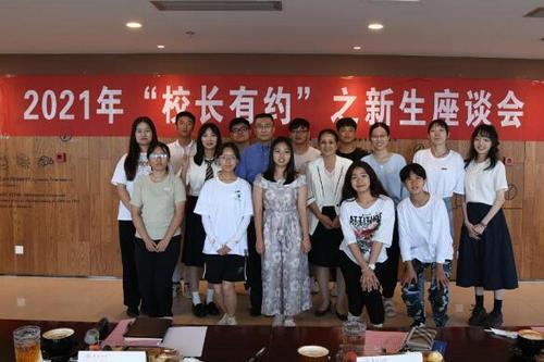 中國僑網(wǎng)新生們與校長合影(圖片來源:華僑大學網(wǎng)站)