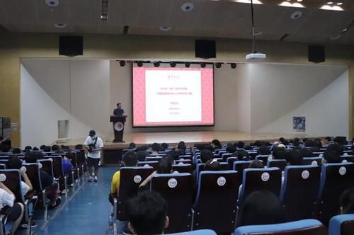 中國僑網(wǎng)廈門校區(qū)新生訓練營現(xiàn)場(華僑大學網(wǎng)站/柯碧惠 攝)