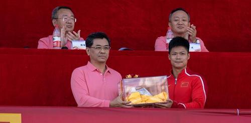 中國僑網(wǎng)蘇炳添向?qū)W校贈送奧運會983戰(zhàn)靴(暨南大學新聞中心/閆芳 鄧鋮昉 圖)