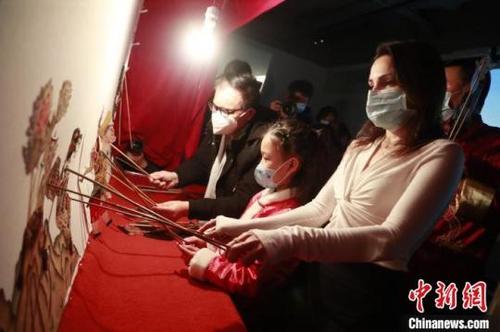 中國僑網(wǎng)體驗皮影戲 湯彥俊 攝