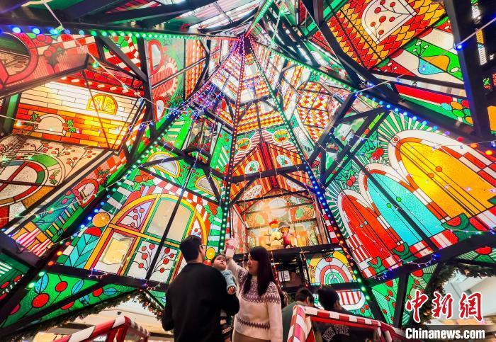 中國僑網(wǎng)圖為九龍?zhí)烈患疑虉鰞?nèi)用近10噸回收的廢鐵和木材等制作的節(jié)日裝飾吸引市民前來“打卡”。 中新網(wǎng)記者 侯宇 攝