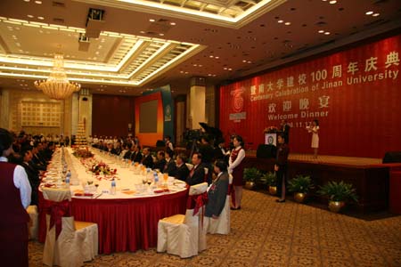 �������e��ϯ���ϴ�W(xu��)����У�c�gӭ����