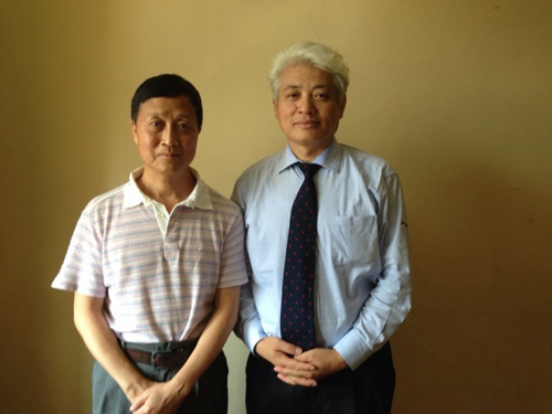 中國僑網蔣豐與魯迅文學獎獲得者黃傳會(左)被聘為“鄉(xiāng)村讀書活動導師團”的導師