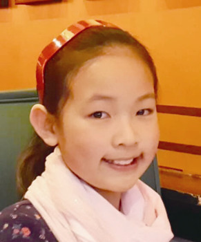 中國(guó)僑網(wǎng)中文大賽小選手毛喬伊。(美國(guó)《僑報(bào)》)