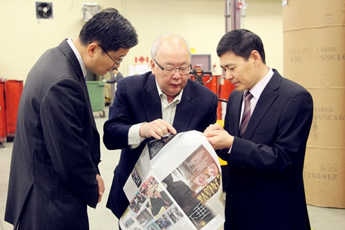 中國僑網(wǎng)李廣豪向薛總領(lǐng)事及徐副總介紹報紙印刷過程