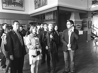 中國(guó)僑網(wǎng)參觀哈爾濱國(guó)際油畫(huà)交易中心