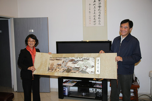 王同英團長向張曉貝社長贈送紀念品。(法國《歐洲時報》/黃冠杰