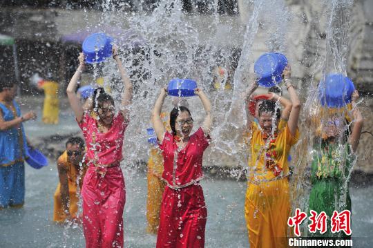 圖為華文媒體代表體驗潑水節(jié) 劉冉陽 攝