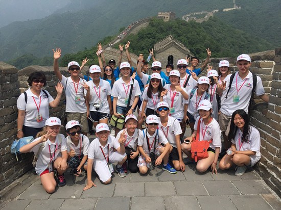 訪華團小記者在慕田峪長城合影留念。
