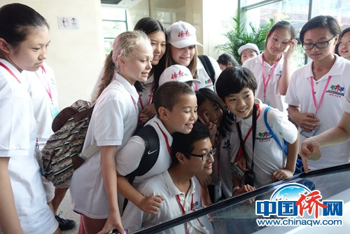 小記者訪華團(tuán)參觀中國(guó)華僑歷史博物館(張蕓蕓