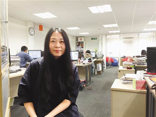 張雪在辦公室接受采訪。