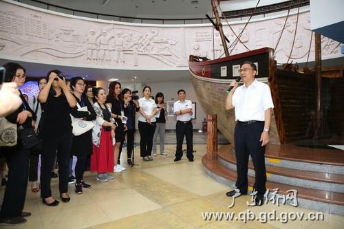 中國僑網(wǎng)林琳向第十六期海外華文媒體高級(jí)研修班的學(xué)員致歡迎辭