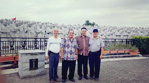 中國僑網(wǎng)印度尼西亞《印華日報(bào)》、《巴厘風(fēng)采》總編輯李卓輝(左二)。(圖片由受訪者提供)