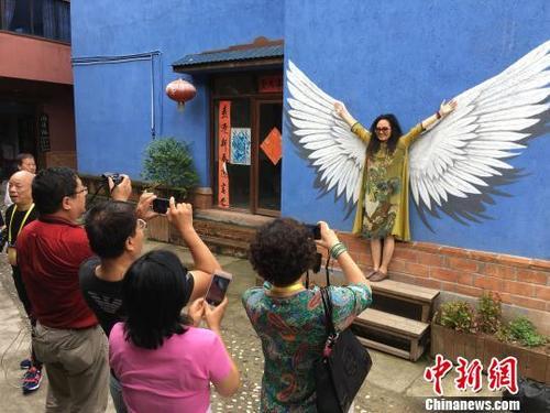 中國僑網(wǎng)海外華文媒體代表參觀昭君別院 馬芙蓉 攝