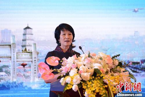 中國僑網(wǎng)9月11日,中國新聞社總編輯王曉暉宣讀《世界華文傳媒論壇福州宣言》。 中新社記者 崔楠 攝