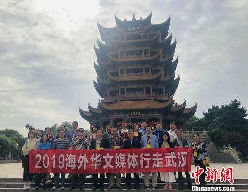中國僑網(wǎng)海外華文媒體代表在武漢黃鶴樓前合影 張芹 攝