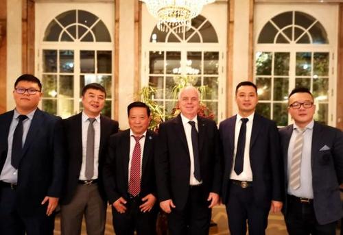 中國僑網(wǎng)意大利總理府部長會議主席卡羅•卡普里亞和歐聯(lián)通訊社相關(guān)負(fù)責(zé)人合影。(意大利歐聯(lián)網(wǎng)/博源 攝)