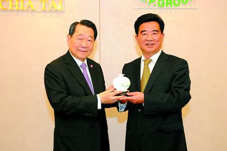 汕頭市委書記陳茂輝參觀正大集團總部時向謝國民先生贈送富有潮汕特色的紀念品