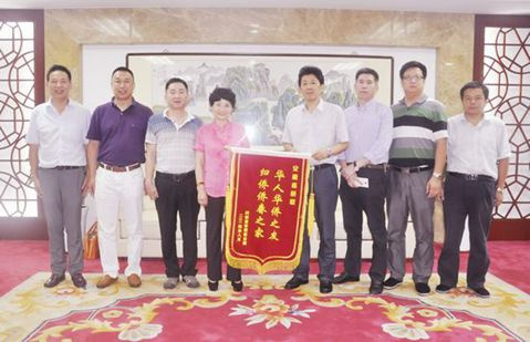 潘尚旭(左四)代表阿聯(lián)酋安徽商會(huì)暨同鄉(xiāng)會(huì)向安徽省僑聯(lián)贈(zèng)送錦旗