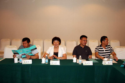 連云港市僑聯(lián)主席陳允霞在招商投資說明會上致辭