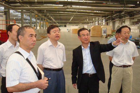 中國僑網(wǎng)奧泰公司董事長鄒學明向陳越良副介紹企業(yè)發(fā)展情況