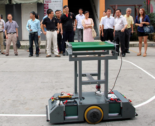 中國僑網(wǎng)觀摩智能機(jī)器