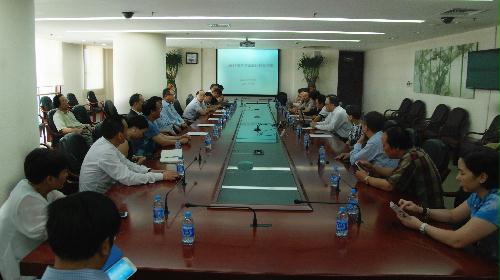 中國(guó)僑網(wǎng)考察團(tuán)聽取上海自貿(mào)區(qū)管委會(huì)負(fù)責(zé)人介紹相關(guān)情況