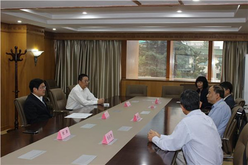 中國僑網(wǎng)王華主任和穆寧博士一行親切交談