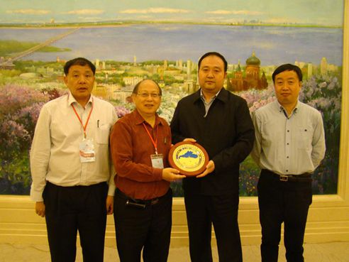 中國僑網(wǎng)廣東僑商會常務(wù)副會長鐘廣榮贈送副市長劉奇商會會牌。