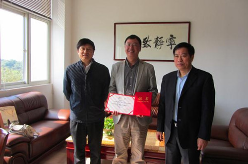 中國僑網(wǎng)市僑辦為企業(yè)家頒發(fā)證書