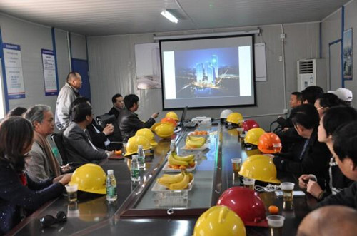 中國(guó)僑網(wǎng)上海華商會(huì)一行在參觀昆山僑商會(huì)長(zhǎng)企業(yè)建滔集團(tuán)