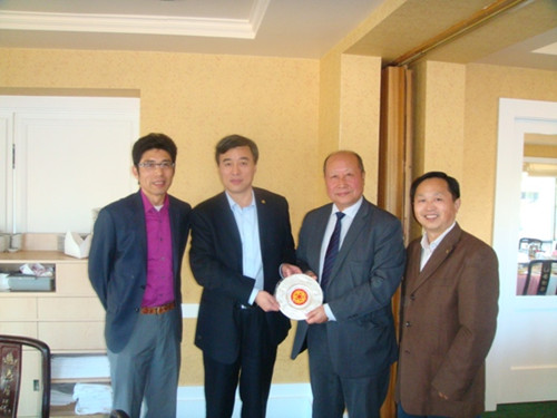 中國(guó)僑網(wǎng)向美國(guó)北加州江蘇同鄉(xiāng)會(huì)會(huì)長(zhǎng)吳有義(右二)贈(zèng)送紀(jì)念品