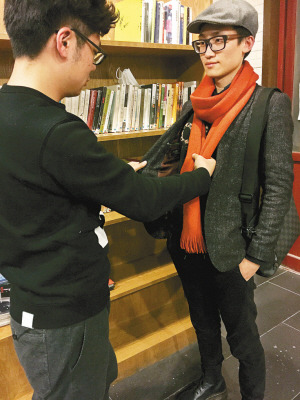 中國(guó)僑網(wǎng)圖為毛錦央(左)為鄰居搭配服飾。( 《西安日?qǐng)?bào)》/李學(xué)東 陳博文 攝)