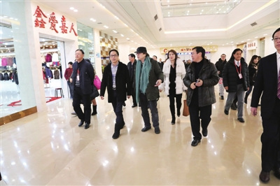 中國(guó)僑網(wǎng)香港深圳社團(tuán)總會(huì)一行考察哈爾濱華南城項(xiàng)目。(王靜 攝)