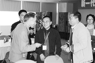 中國僑網(wǎng)張義門教授(左一)和與會者會談。( 《人民日報海外版》/趙占杰 攝)