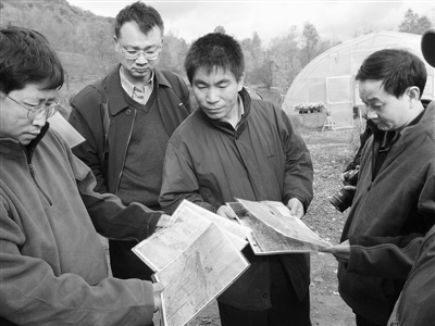 中國僑網(wǎng) 謝高地(中)在美國研究調(diào)查哈得遜河流域為紐約提供的生態(tài)服務(wù)。(《人民日報海外版》)