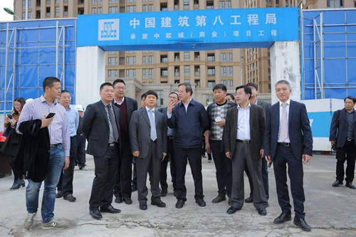 中國(guó)僑網(wǎng)在中歐城項(xiàng)目一期一號(hào)樓(工地)前實(shí)地考查。(《意大利新華時(shí)報(bào)》)