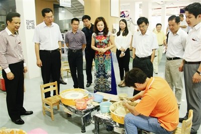 中國僑網(wǎng)通明瓷業(yè)向前來考察的大鵬新區(qū)領(lǐng)導(dǎo)展示制作瓷器過程。