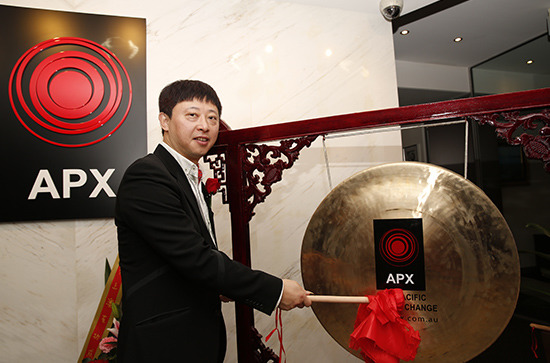 中國(guó)僑網(wǎng)澳洲圣地亞首席執(zhí)行官姚瞻武在亞太證券交易所上市敲響金鑼?zhuān)〝z影 賀吉)