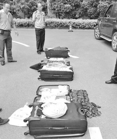 中國(guó)僑網(wǎng)圖為民警搜出的毒品。(《武漢晚報(bào)》)